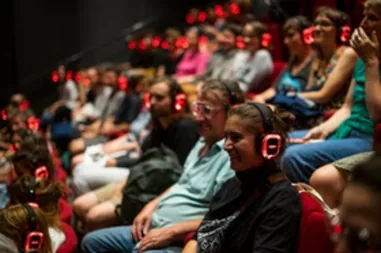 Scène de festival extérieur avec tours d'éclairage